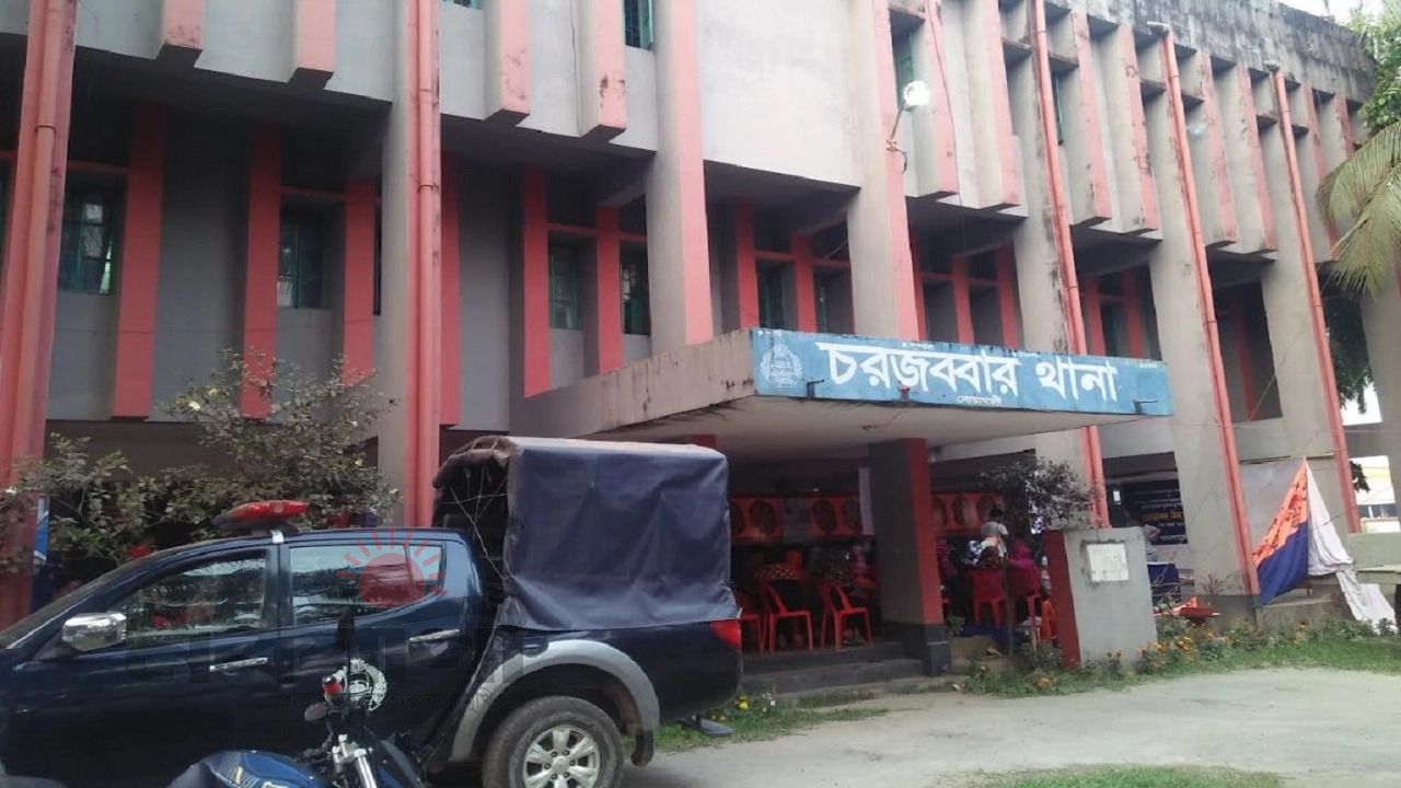ছাত্রীকে নিয়ে শিক্ষকের পলায়ন: নোয়াখালীতে মাদরাসায় বিক্ষুব্ধ জনতার অগ্নিসংযোগ