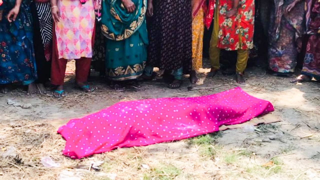 নওগাঁয় দড়িবাঁধা অবস্থায় গৃহবধূর মরদেহ উদ্ধার স্বামী পলাতক