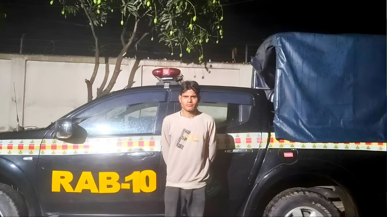 ফরিদপুরে র‌্যাব-১০ কর্তৃক ৮ বছরের মাদক মামলার সাজাপ্রাপ্ত পলাতক আসামি গ্রেফতার
