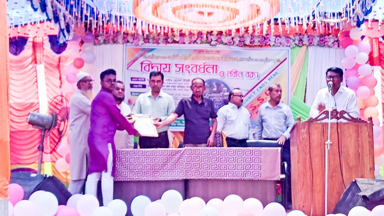 ঘোড়াঘাটে রানীগঞ্জ সরকারি ২য় দ্বিমুখী উচ্চ বিদ্যালয়ে জমকালো বিদায় সংবর্ধনা ও নবীন বরণ