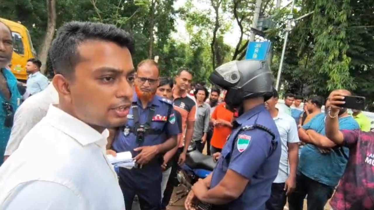 উল্টো পথে তেল নেওয়ায় পুলিশ সদস্যকে জরিমানা