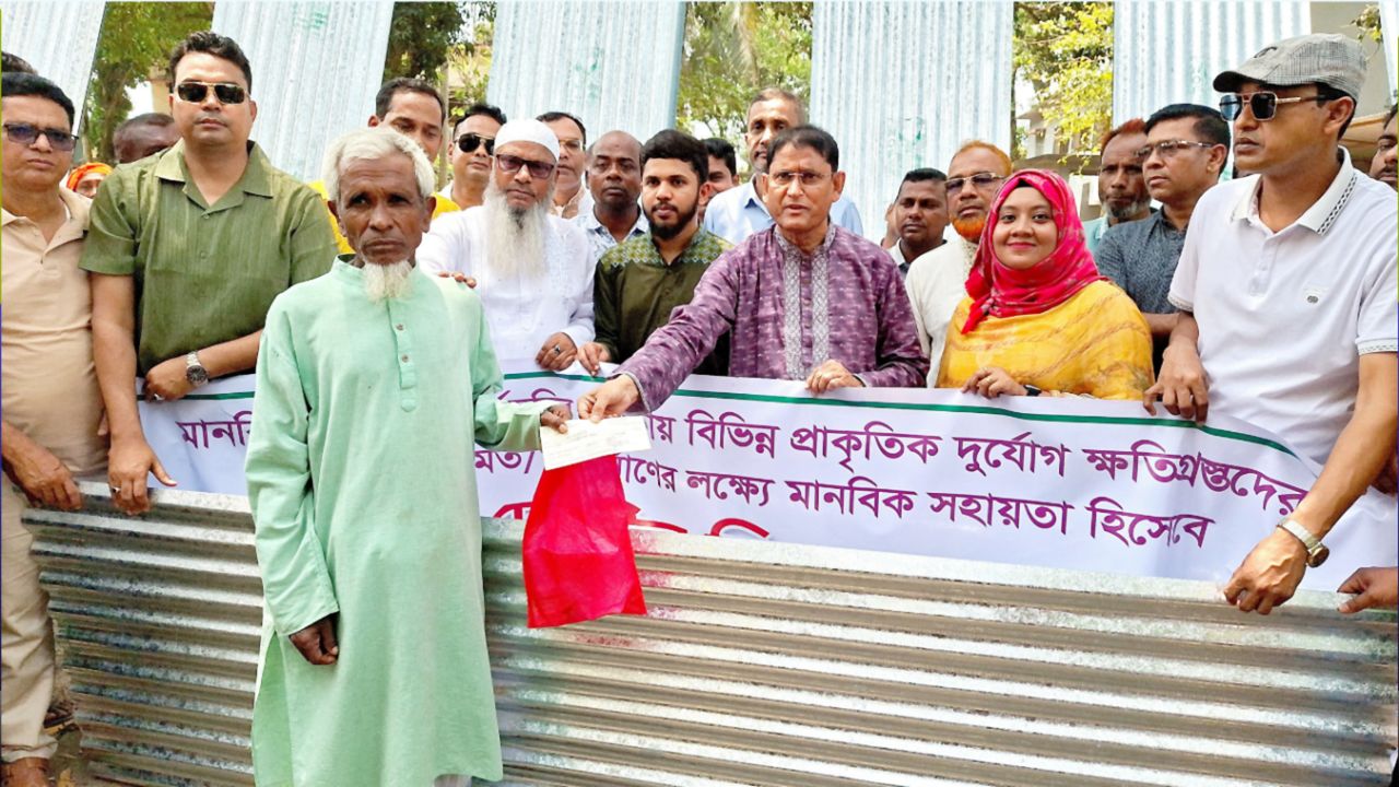 মান্দায় ঘূর্ণিঝড়ে ক্ষতিগ্রস্তদের মাঝে ঢেউটিন ও নগদ সহায়তা বিতরণ