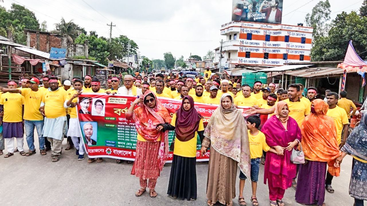 শ্রমিক দিবস উপলক্ষে ঘোড়াঘাটে শ্রমিক দলের বর্ণাঢ্য র‍্যালি ও আলোচনা সভা