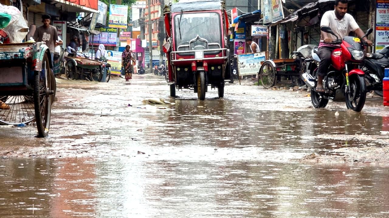 দুই মিনিটের বৃষ্টিতেই হাঁটু পানি: নড়াইলের লোহাগাড়ার ফয়েজের মোড়ে চরম দুর্ভোগ