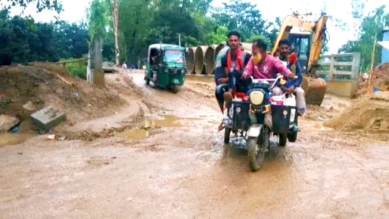 তাড়াশ-কাটাগাড়ী সড়কের সেতু নির্মাণ শেষ, সংযোগ সড়ক না থাকায় চরম দুর্ভোগ
