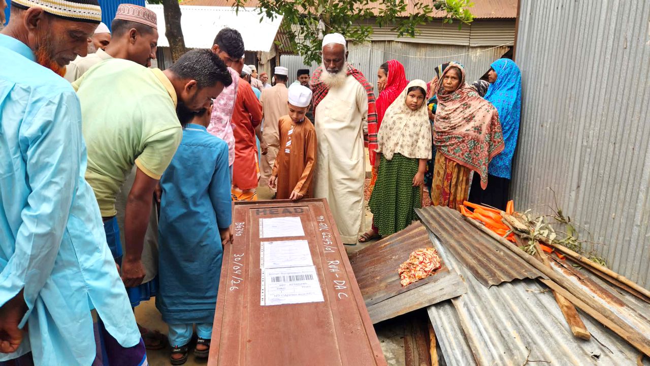 স্বপ্ন ভেঙে কফিনে ফেরা; ১১ দিন পর দেশে প্রবাসী শ্রমিকের মরদেহ, দাফন সম্পন্ন