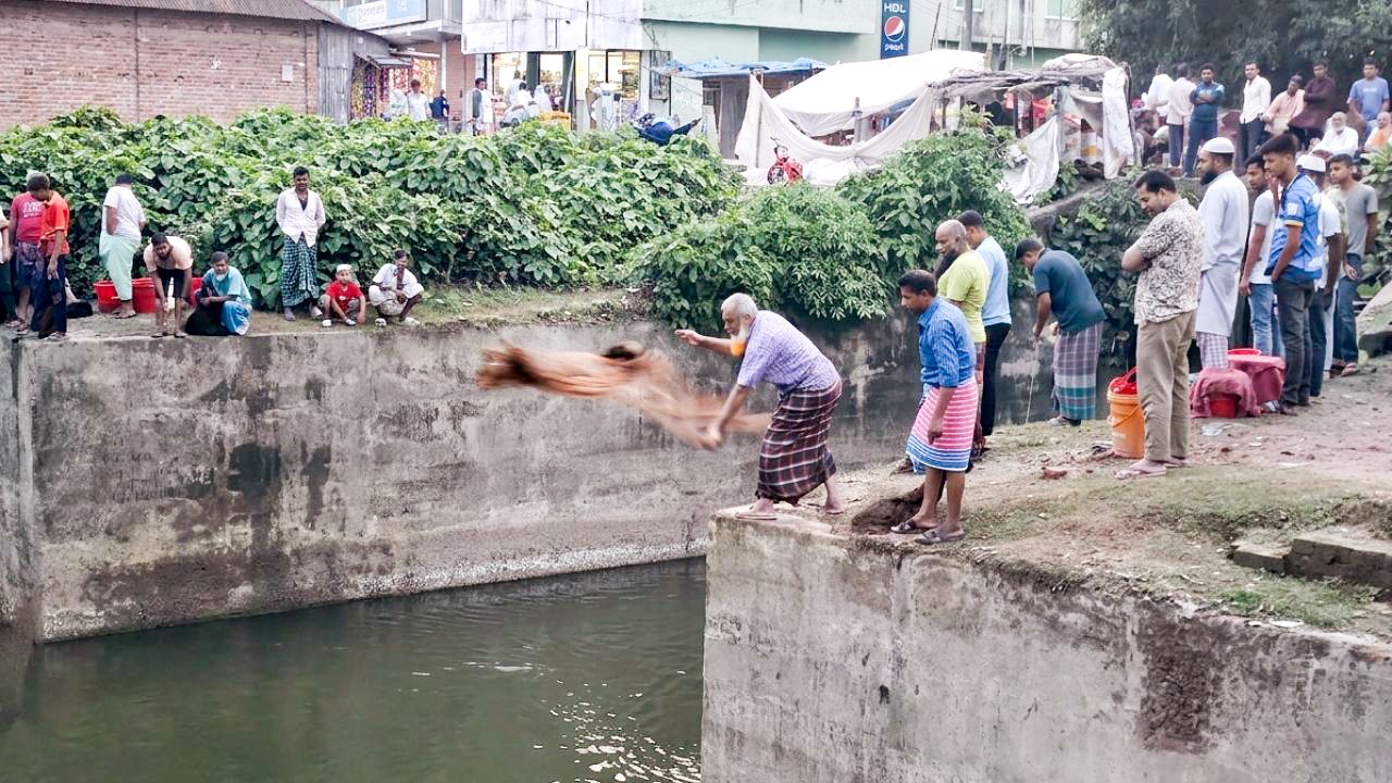 বৃষ্টিতে জেগে ওঠে মাছ ধরার উৎসব: লোহাগড়ার জয়পুর সুইচ গেটে উৎসবমুখর জনসমাগম