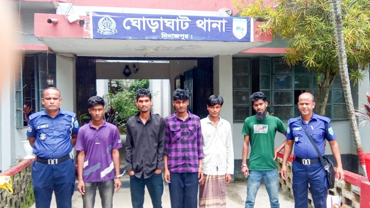 ঘোড়াঘাটে মাদকবিরোধী অভিযানে ৫ মাদকসেবী গ্রেফতার 