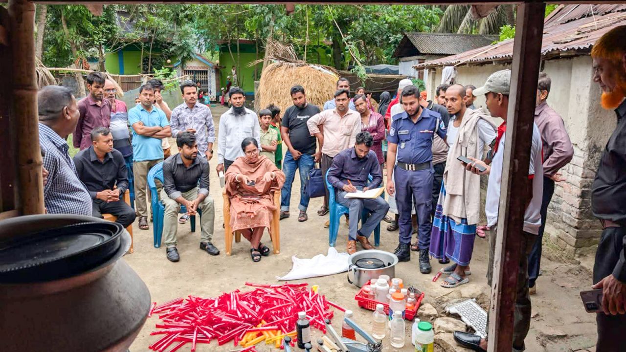 নড়াইলের কালিয়া পৌর এলাকার কুলশুর গ্রামে অনুমোদনহীন ও নকল শিশু খাদ্য আটক