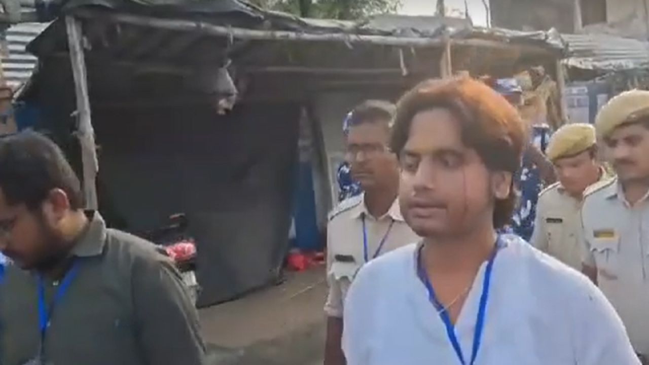 পশ্চিমবঙ্গের ভোট গণনাকেন্দ্রে সংঘর্ষ, তৃণমূল নেতার চোখে গুরুতর আঘাত