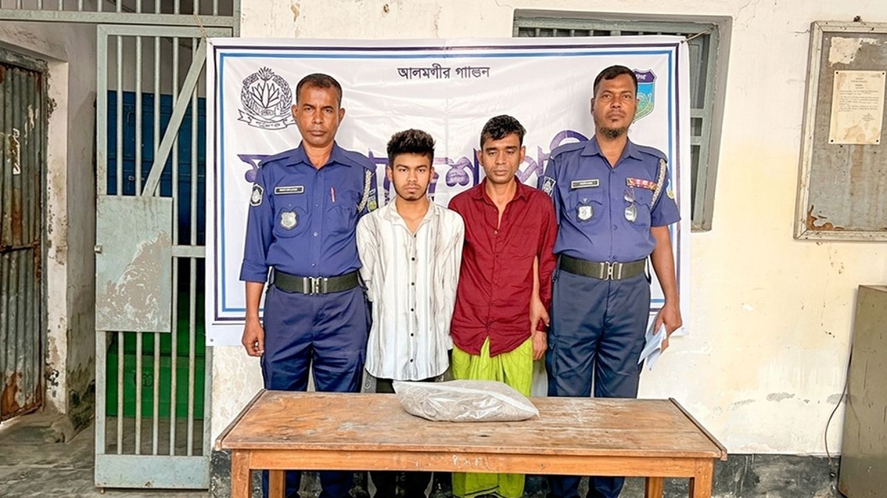 ত্রিশালের কালীর বাজারে পুলিশের অভিযানে ৩০০ গ্রাম গাঁজাসহ আটক ২ 