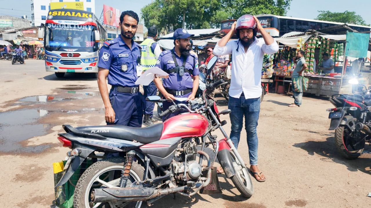 চুয়াডাঙ্গায় ট্রাফিক বিভাগের কঠোর অভিযানে এপ্রিলে জরিমানা আদায় ২৮ লক্ষাধিক টাকা