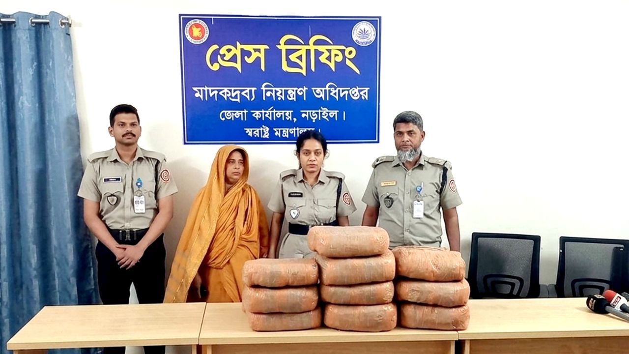 নড়াইলে খাটের নিচে বস্তায় মিলল ৩৮ কেজি গাঁজা, নারী আটক 