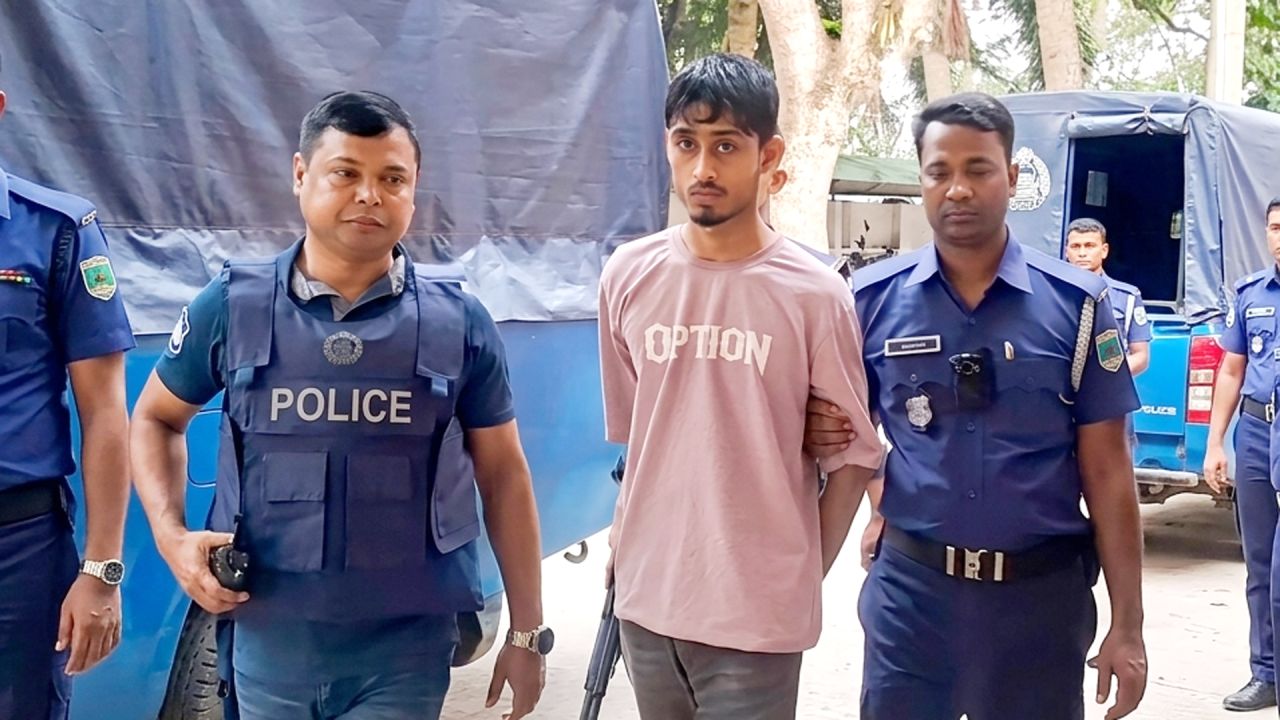 ঘুমন্ত স্ত্রীকে বটি দিয়ে কুপিয়ে হত্যা, স্বামী গ্রেফতার