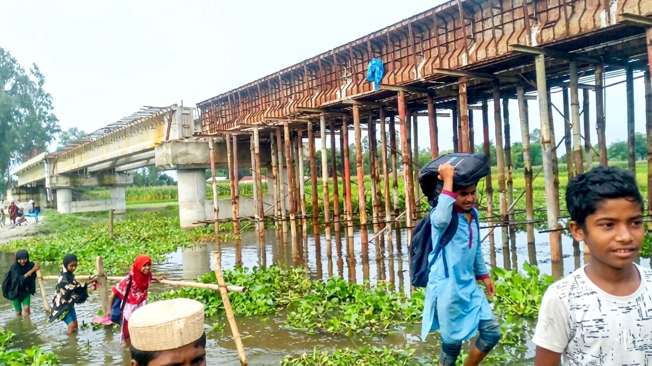 সময় বাড়িয়েও শেষ হয়নি সেতুর কাজ, হাঁটু পানি পেরিয়ে স্কুলে যাচ্ছে শিক্ষার্থীরা