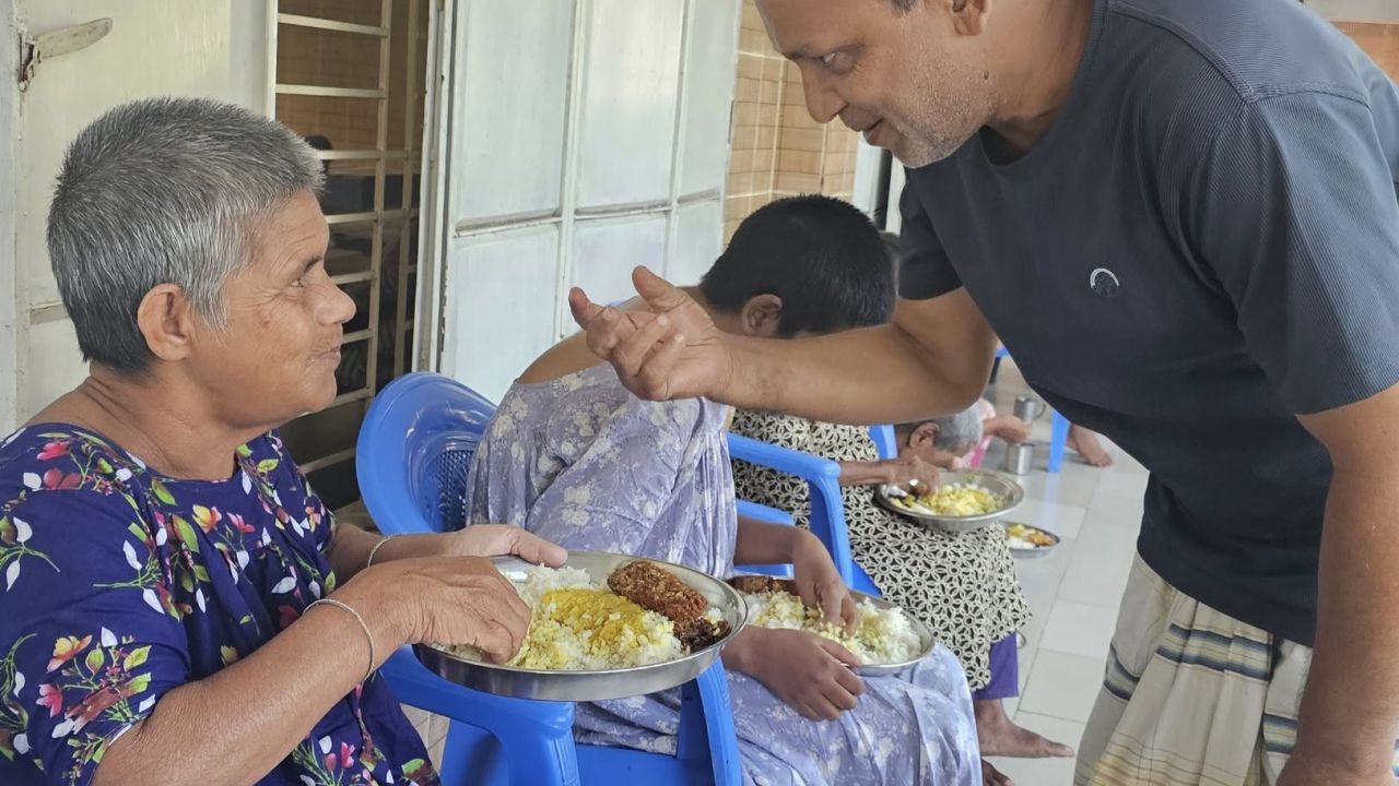 আয়নার ছায়ায় কথা বলা এক মা, আর আশ্রয়ের নাম ‘সাড়া মানবিক বৃদ্ধাশ্রম’