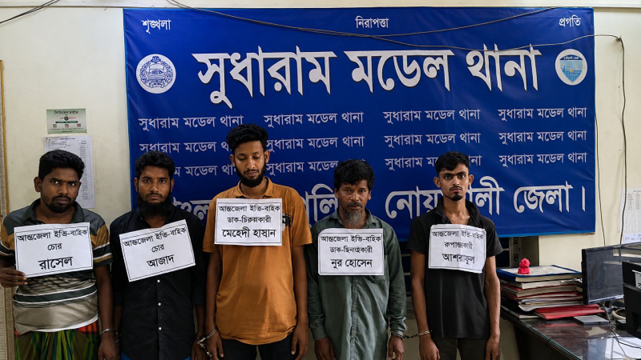 গ্যারেজে চলছিল চোরাই অটোরিকশা বেচাকেনা, গ্রেফতার ৫