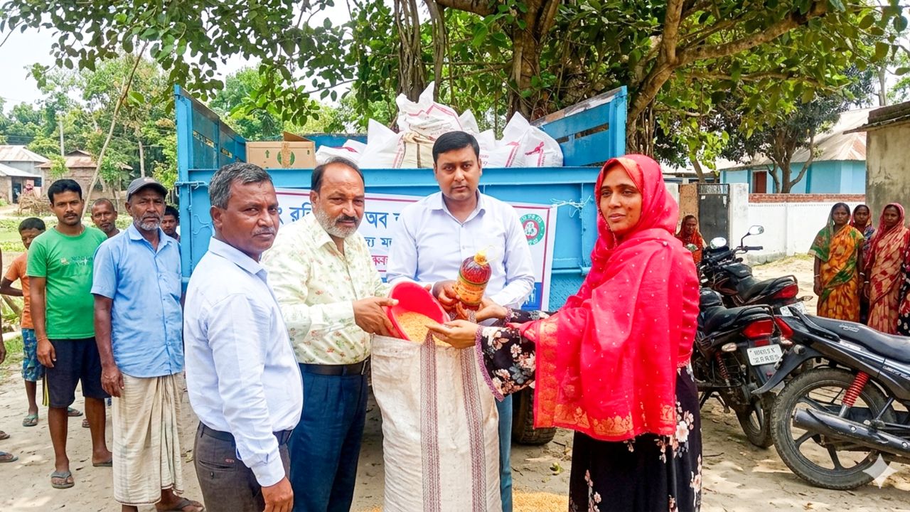 আত্রাইয়ে ঈদ উপলক্ষে ভ্রাম্যমাণ ট্রাকে টিসিবির পণ্য বিক্রি