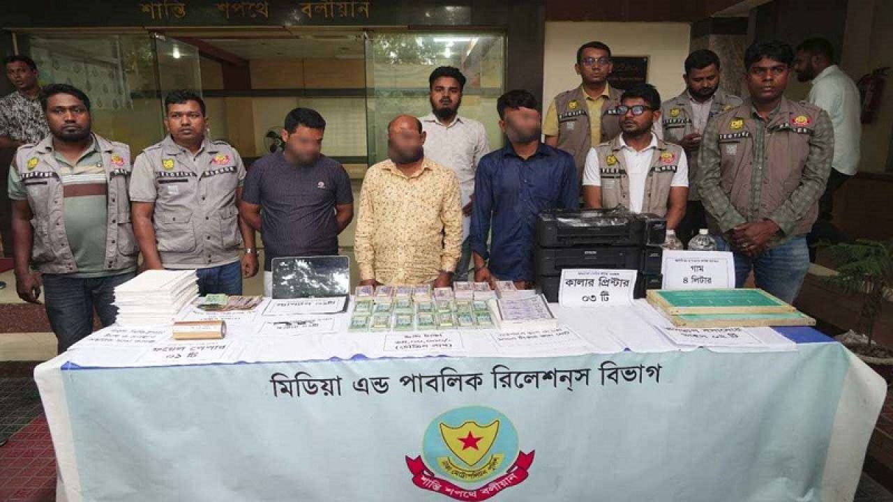 ঈদের বাজারে ছাড়তে ছাপানো হচ্ছিল জাল টাকা, হাতেনাতে গ্রেফতার ৩